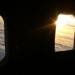 飛行機の窓は小さい